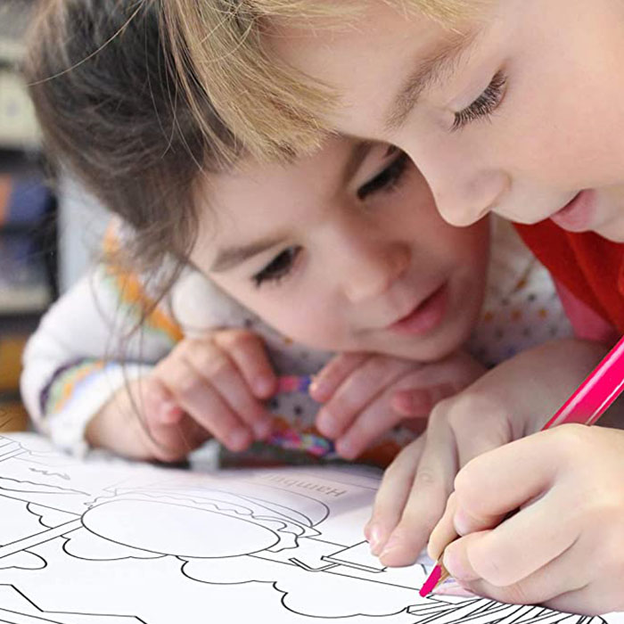 I bambini si divertiranno a creare e colorare motivi carini sul libro da colorare autoadesivo!