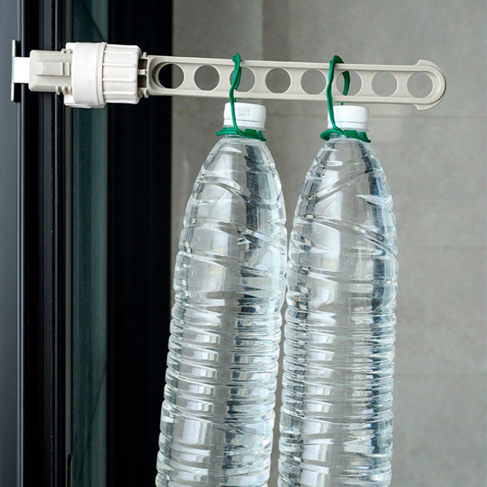 L'appendiabiti può essere montata su qualsiasi oggetto largo da 1,5 a 8,5 cm - su porte, in balcone, al vetro della doccia, su un paravento, ecc.