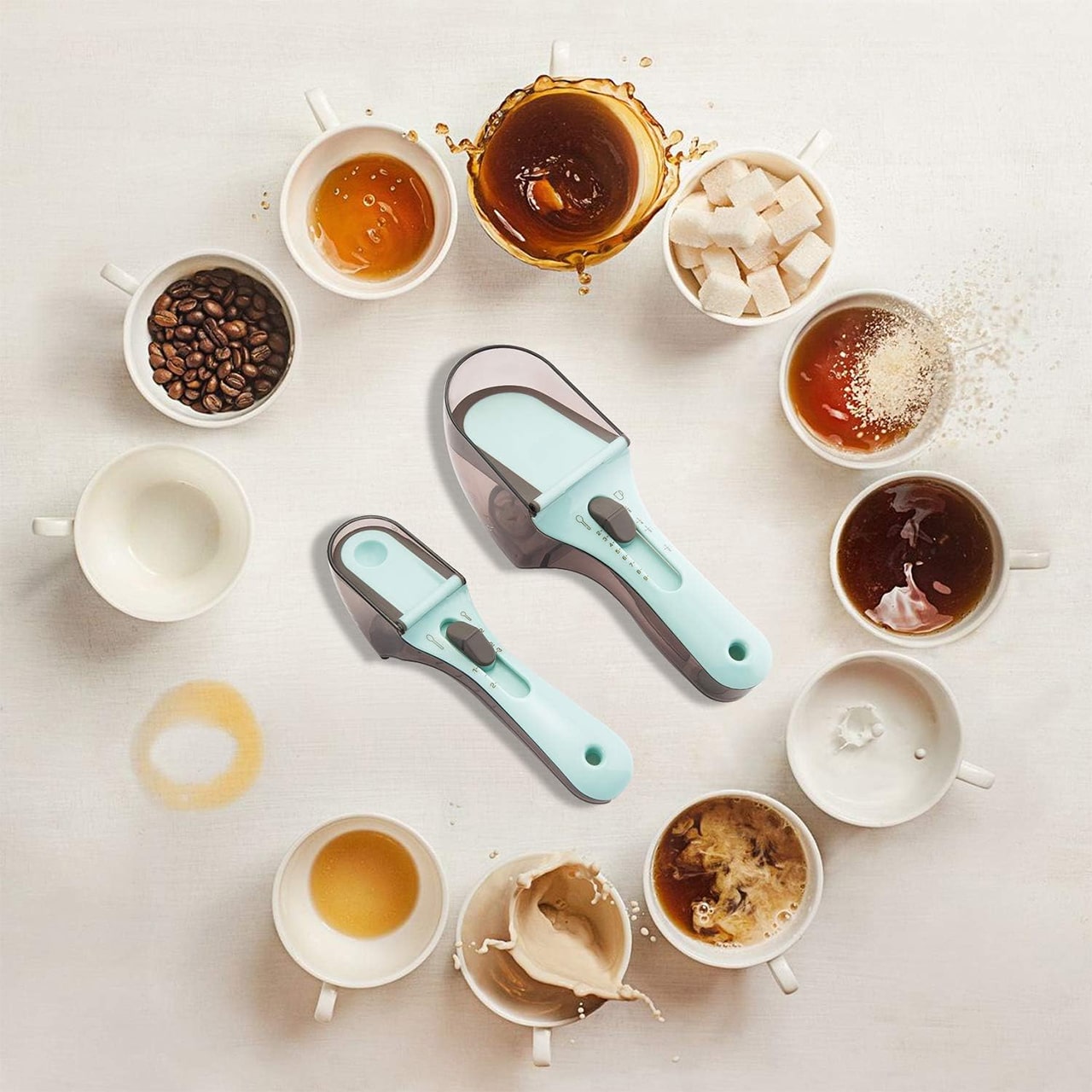 La tazza dosatrice ha marcature dipinte per un facile dosaggio degli ingredienti.