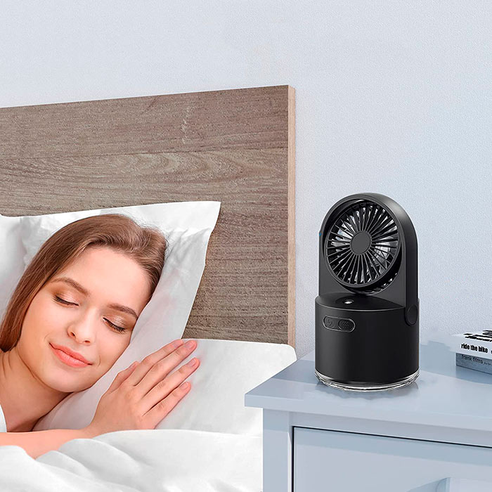 Ha 2 pulsanti per accendere il ventilatore o l'umidificatore e la possibilità di illuminare con 7 colori diversi!