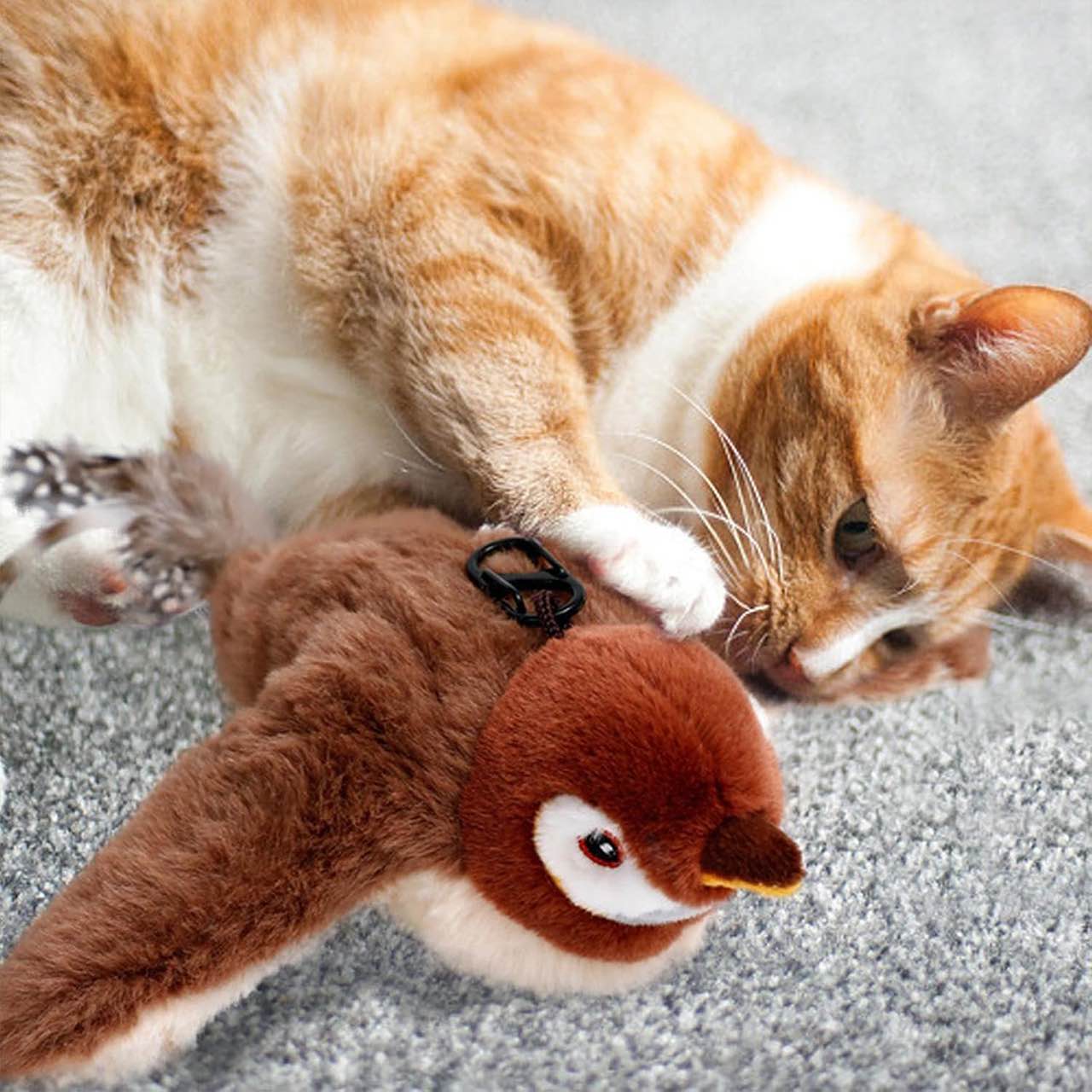 Il tuo gatto amerà il movimento realistico del giocattolo a forma di uccello.