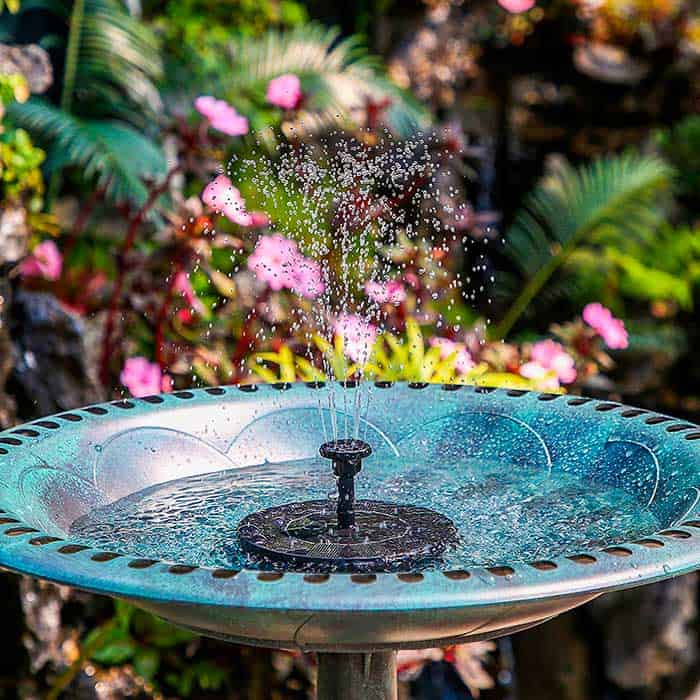 La fontana solare funziona automaticamente: posizionala sull'acqua e con l'aiuto di celle solari e una pompa integrata, inizierà a funzionare!