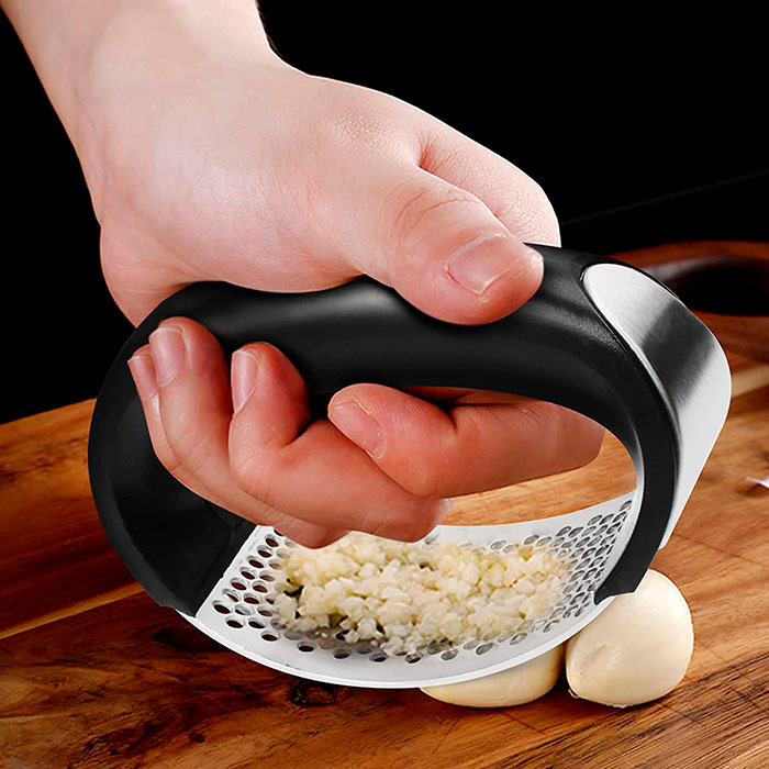 Schiaccia rapidamente l'aglio o lo zenzero: risparmia tempo in cucina!