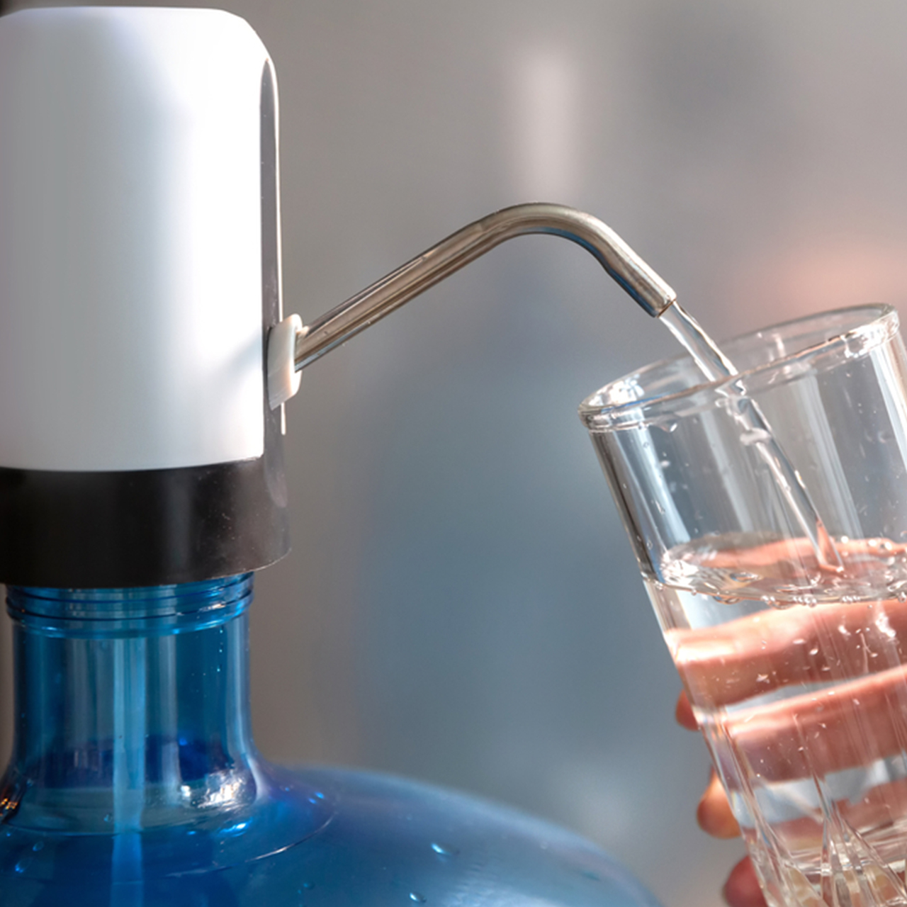 Con una batteria completamente carica, può durare 30 - 40 giorni, o 4 - 6 bottiglie da 5 litri!