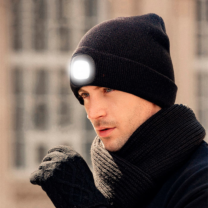 Il cappello con luce a led garantisce sicurezza e un'adeguata visibilità su strada.