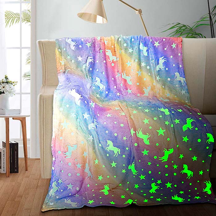 La Glow Blanket è la scelta perfetta per un regalo poiché è molto utile e i bambini la adorano perché brilla al buio!