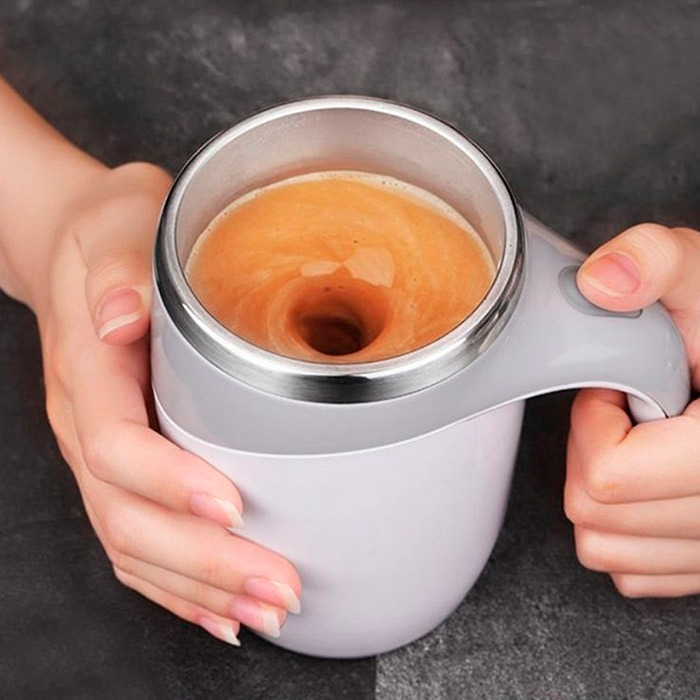 Una tazza termica è una scelta fantastica in viaggio: versaci il caffè o il tè e resterà alla temperatura ideale più a lungo!