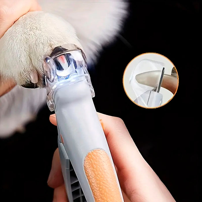 PawGloTrim garantisce una toelettatura sicura e delicata delle unghie dei vostri gatti e cani, grazie al suo tagliaunghie affilato e alla luce LED integrata.