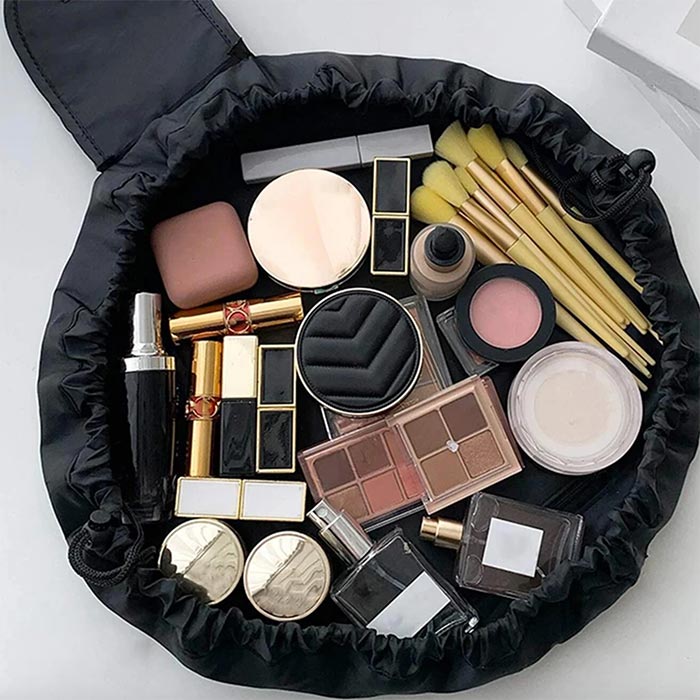 La borsa ha abbastanza spazio per tutti gli accessori importanti, mantenendola comunque piccola per un facile trasporto!