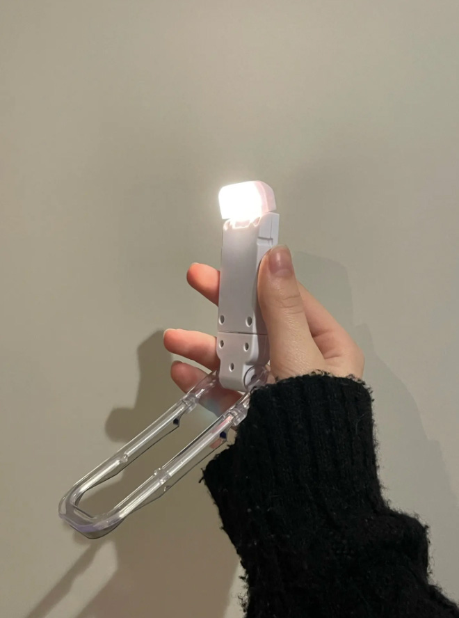 ReadLed, una mini lampada LED che può essere montata su un libro - Image 9