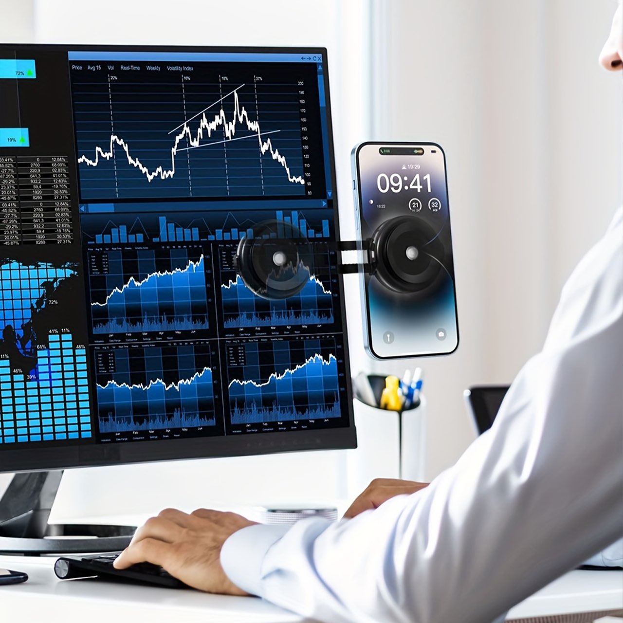 Il forte vuoto elettronico garantisce che il supporto per telefono possa essere posizionato su qualsiasi superficie piana!