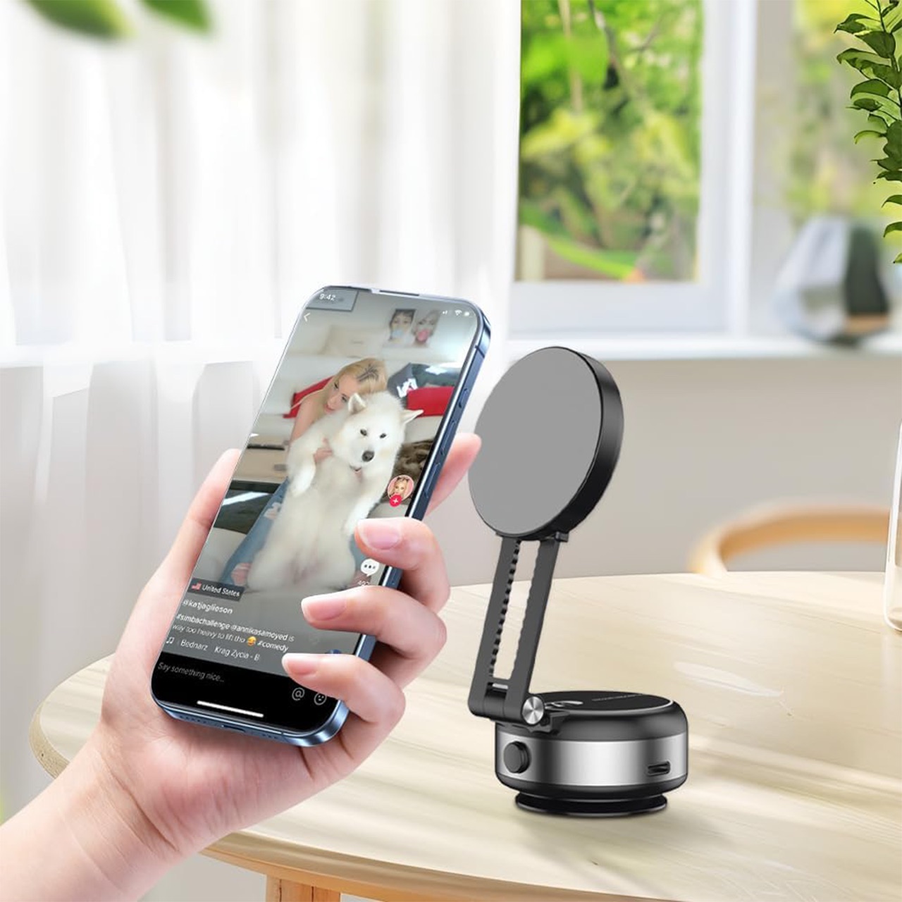 Puoi anche attaccare il tuo telefono a diverse superfici magnetiche con un forte magnete.