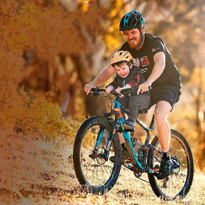 Il seggiolino per bambini ha anche un bracciolo e poggiapiedi per un viaggio più confortevole!