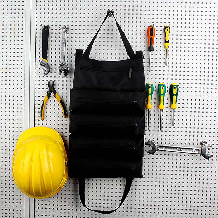 Puoi appenderla in macchina, garage, officina, ecc.
