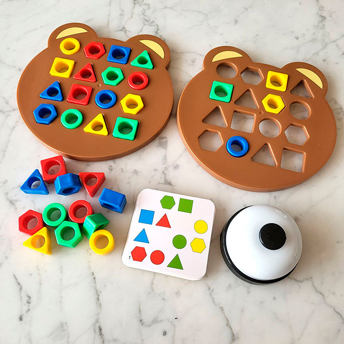 Un gioco da tavolo in cui il bambino ordina i personaggi per forma e colore, realizzato con materiali sicuri e di alta qualità!