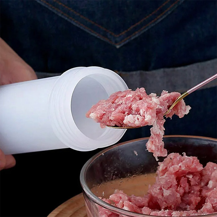 Riempire il tubo con carne o ripieno e semplicemente spingere con il manico di spinta.