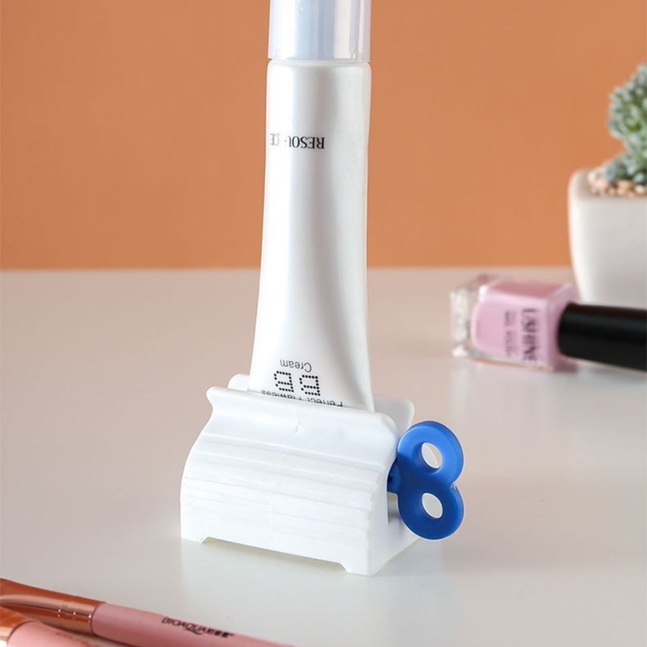 Aiuta a dosare e spremere il dentifricio