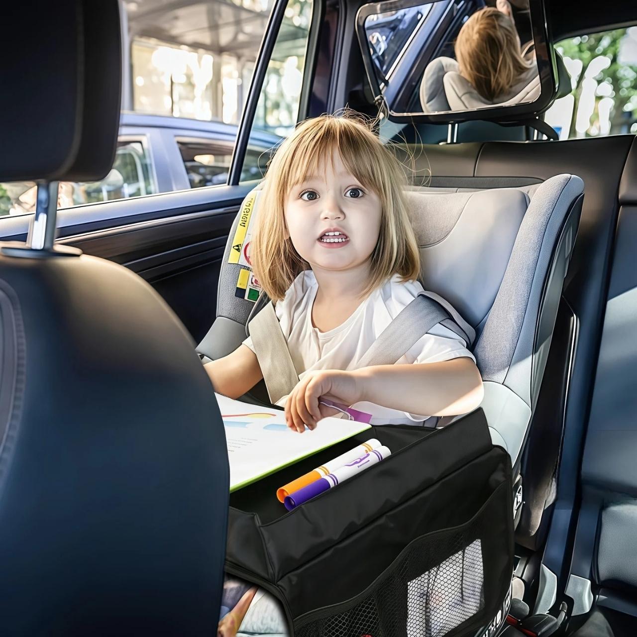 Al tavolo, il bambino può imparare, creare, guardare cartoni animati, mangiare snack, ecc.