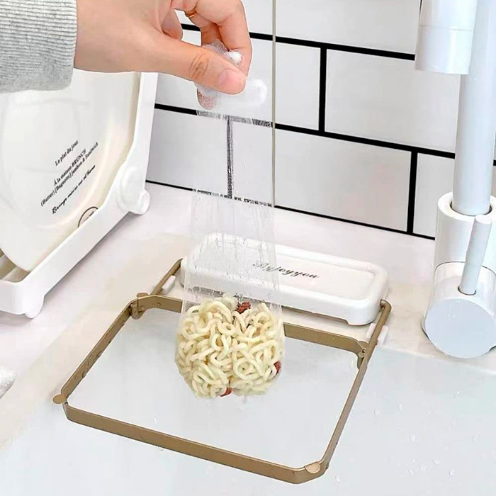 Il sacchetto a rete raccoglierà gli avanzi di cibo che getterai semplicemente nella spazzatura con la rete.