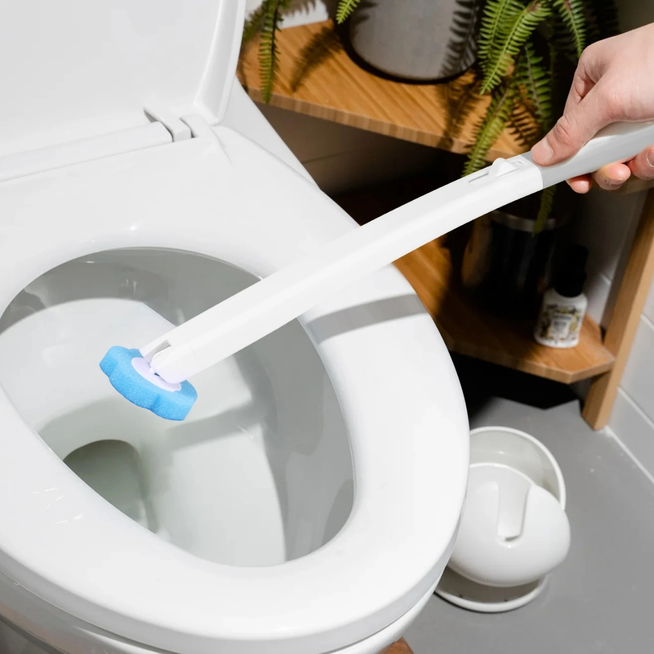 Distribuisci il detergente di tua scelta e pulisci a fondo anche gli angoli inaccessibili del WC.